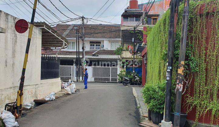 DIJUAL RUMAH TUA HITUNG TANAH POSISI HOEK DI JL. DELTASARI TAMAN RADIO DALAM GANDARIA UTARA  KEBAYORAN BARU JAKARTA SELATAN 2