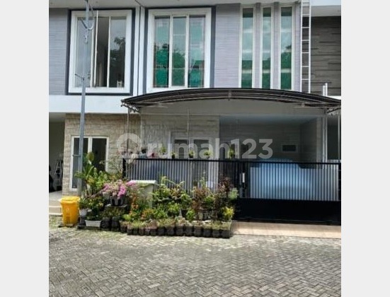 Minimalist modern house located in Dharmahusada Indah, near UNAIR and Dr. Soetomo Hospital.