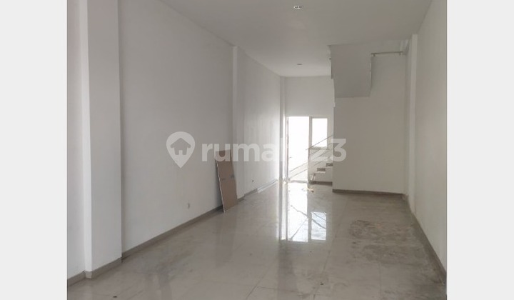 Kutisari – New 3-story shophouse on second road Jemur Andayani, spacious parking. 2