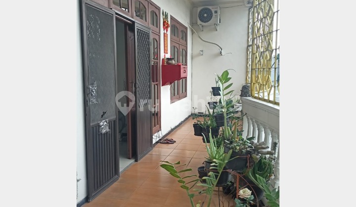 Commercial property / 2.5-story shop house zero meters from Kenjeran Main Road, 10 meters wide, commercial zone, twin road. 2