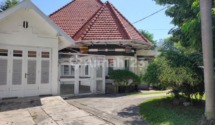 Rumah usaha nol jalan WR Supratman, tengah kota Surabaya Rumah usaha nol jalan WR Supratman, tengah kota Surabaya