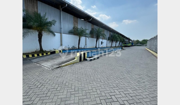 Active steel factory in the Kepatihan area, Gresik, accessible for 40-foot containers.