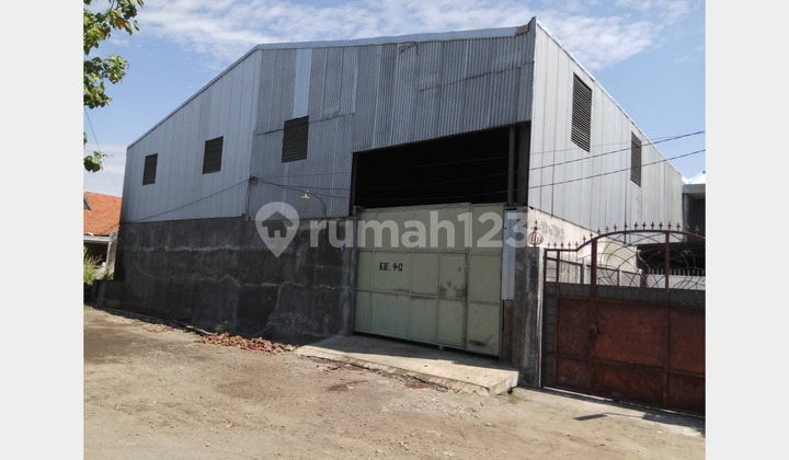 Gunung Anyar industrial warehouse area, container access near the toll road. Gunung Anyar industrial warehouse area, container access near the toll road.