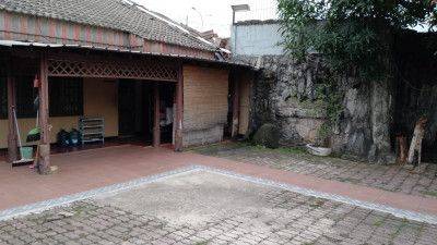 Rumah siap huni dengan bangunan kokoh, lokasi komersil dan Strategis didepan jalan raya. Cocok untuk usaha, kantor, transit gudang, kost kost-an.
 1