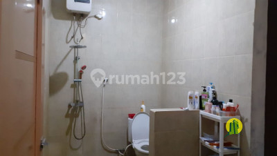 Rumah siap huni dengan bangunan kokoh, lokasi komersil dan Strategis didepan jalan raya. Cocok untuk usaha, kantor, transit gudang, kost kost-an.
 3