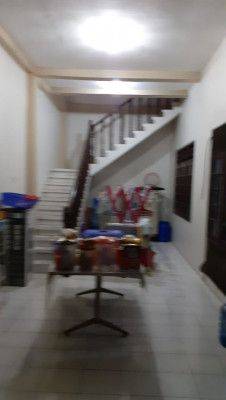 Rumah siap huni dengan bangunan kokoh, lokasi komersil dan Strategis didepan jalan raya. Cocok untuk usaha, kantor, transit gudang, kost kost-an.
 4