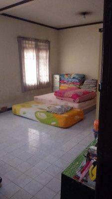 Rumah siap huni dengan bangunan kokoh, lokasi komersil dan Strategis didepan jalan raya. Cocok untuk usaha, kantor, transit gudang, kost kost-an.
 6
