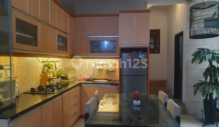 For Sale 2-Story House, 4+1 Bedrooms in Tomang, Jakarta