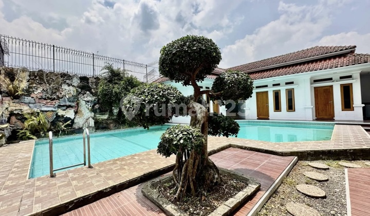 Luxury House with Swimming Pool in Cireunghas Area, Sukabumi Luxury House with Swimming Pool in Cireunghas Area, Sukabumi