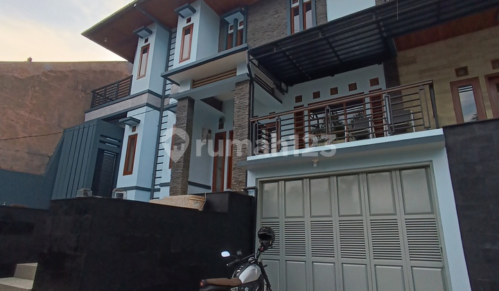 Rumah 2 Lantai Furnished Wilayah Sejuk di Bukit Ligar