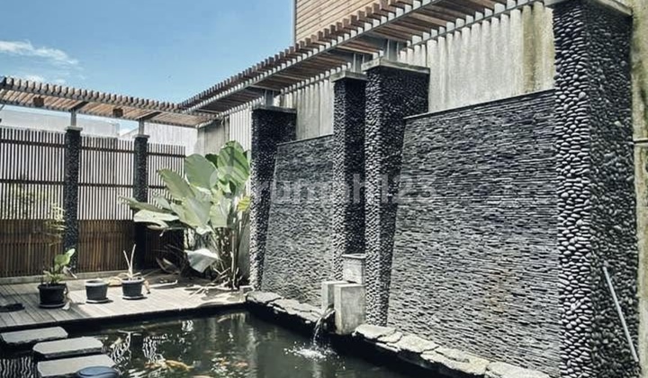 Rumah Mewah dengan Kolam Ikan Wilayah Setiabudi
