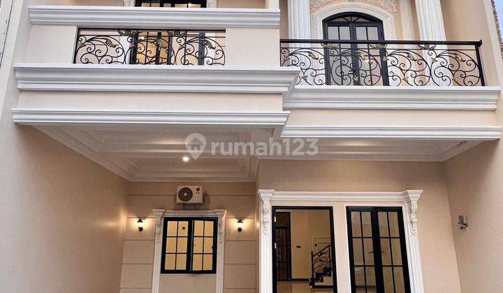 RUMAH  DALAM CLUSTER PINGGIR JALAN DI JAGAKARSA LOKASI STRATEGIS 1