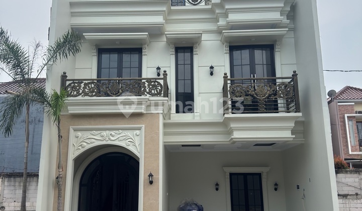 House for Sale in Jagakarsa, 5 Minutes from Desari Toll Road, Access for 2 Cars