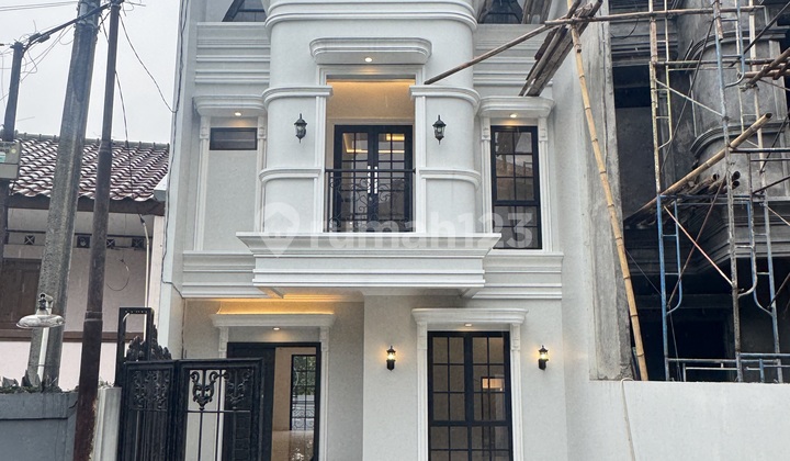 House for Sale in Jagakarsa Ready to Occupy 3 Floors 4+1 Bedrooms Strategic Location 2