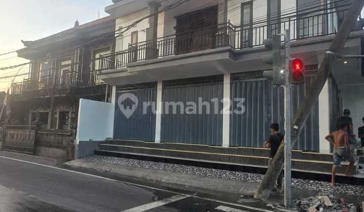 *Profitable Investment Property!*  
Shop House for Sale on Jl. Anggungan, Lukluk, Bali.  
- Land Area: 135 m²  
- Dimensions: 8x16 m  
- Strategic Location: Corner Lot - 2-Sided Road Access  
- Road Access: 8 Meters  
Facilities:  
- 2 Bedrooms  
- 2 Bathrooms  
- 1 Kitchen  
- Zoning: Commercial  
- SHM, SL 2