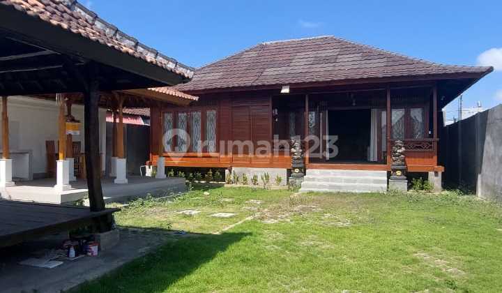 Di Sewakan Rumah Kayu Estetik Full Furnish Halaman Luas Lokasi Strategis Renon