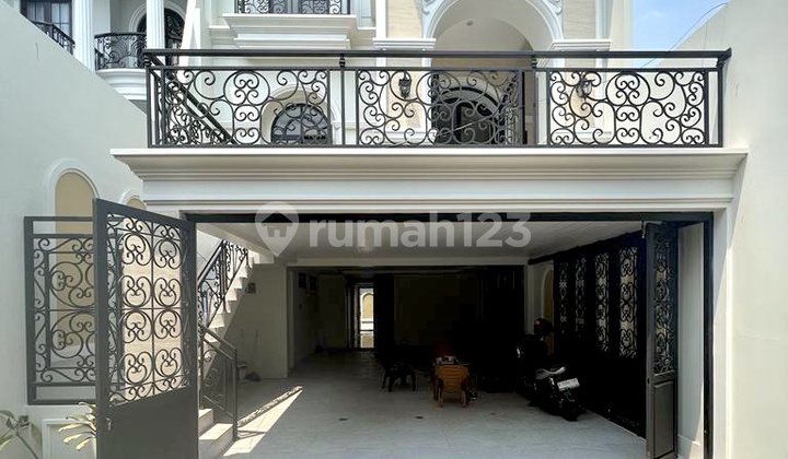 3-Storey 160 M2 American Classic House in Jagakarsa, South Jakarta 2