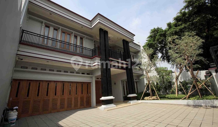 Luxury 2-Story 525 M House in Kelapa Dua, Kebon Jeruk, West Jakarta
