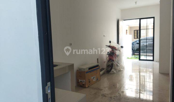 Disewakan RUMAH BARU MINIMALIS 2 lt murah bagus nyaman aman  2