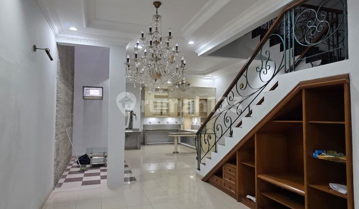 Rumah 3 Lantai Strategis Jakarta Barat - Area Gajah Mada, Siap Huni