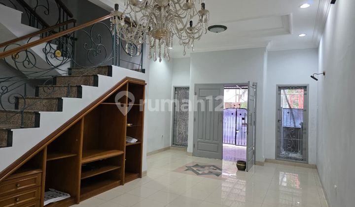 Rumah 3 Lantai Strategis Jakarta Barat - Area Gajah Mada, Siap Huni 2