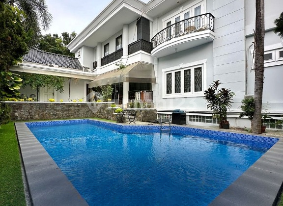 DIJUAL RUMAH MEWAH SIAP HUNI HALAMAN LUAS, ROW JALAN LEBAR