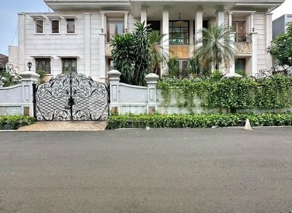 FOR SALE RUMAH MEWAH 2.5 LANTAI PRIVATE POOL - SANGAT STRATEGIS