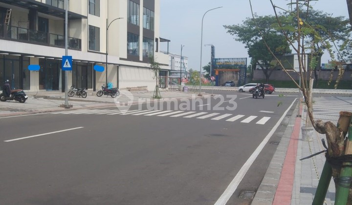 HADAP JALAN LANGSUNG PREMIUM BOULEVARD SORRENTO GRANDE 4 GANDENG GADING SERPONG