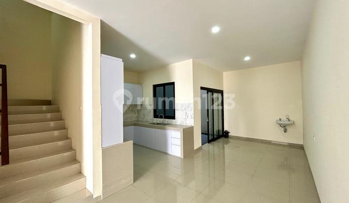 Dijual Rumah 3 Lantai di Taman Ratu, Jakarta Barat 2