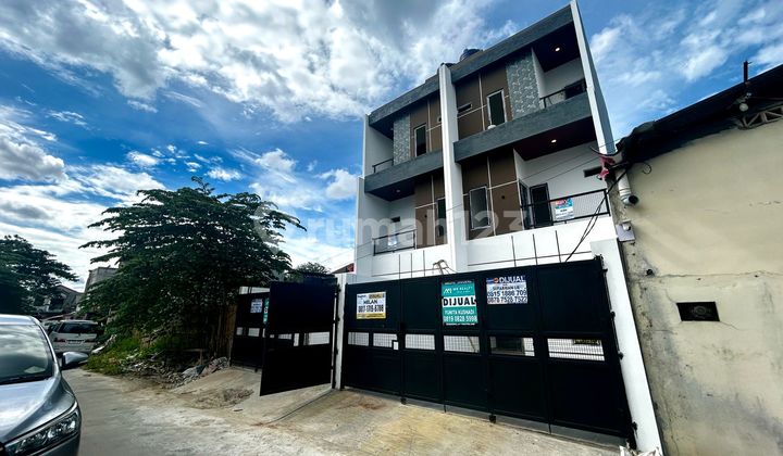 Dijual Rumah Baru 3 Lantai Siap Huni di Meruya Jakarta Barat