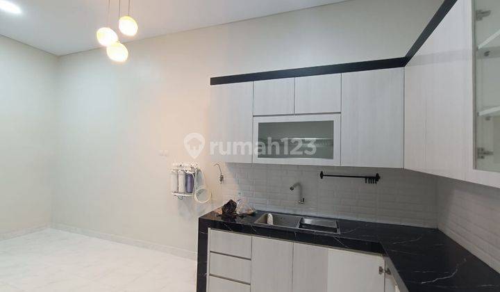 Rumah Baru di Grogol 3 Lantai Semi Furnished SHM 1