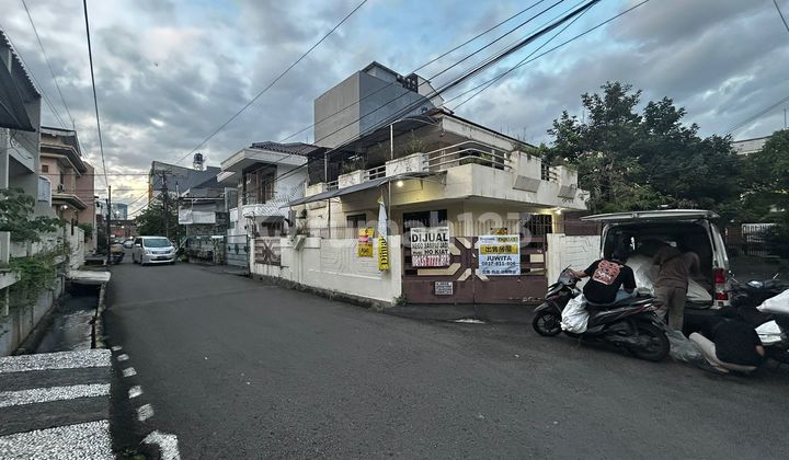 Dijual Rumah Tua Hitung Tanah di Tomang Lokasi Strategis