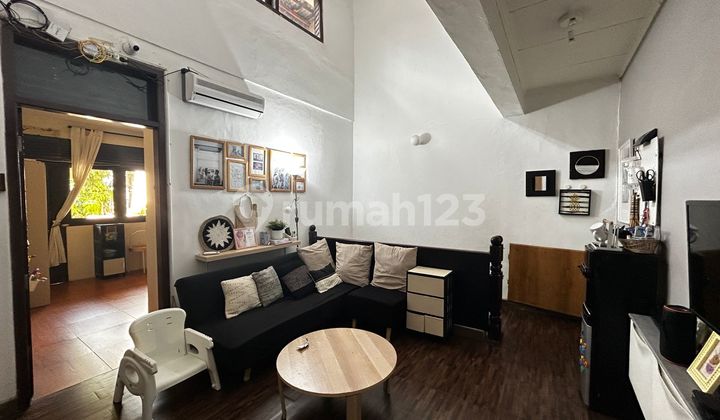 Old House for Sale, Land Area Counted in Duri Kepa, West Jakarta