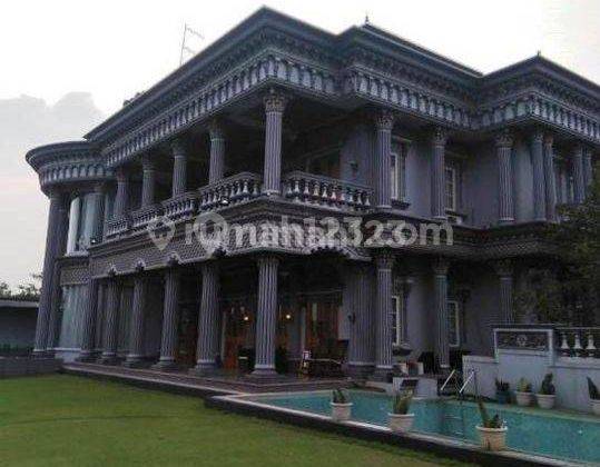 Rumah Mewah Bak Istana Dengan Kolam Renang Pribadi 1