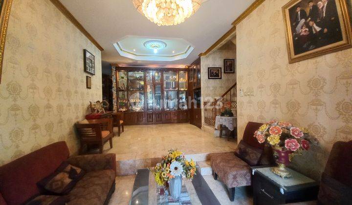 ruang tamu jual rumah 2 lantai cluster
