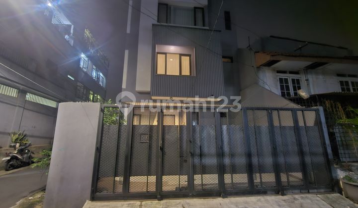 Three-Story Corner House in West Jakarta, Ready to Occupy, Newly For Sale Three-Story Corner House in West Jakarta, Ready to Occupy, Newly For Sale