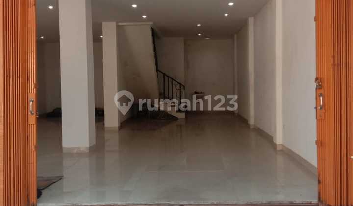 For Rent, 4-Story Neat Shop House Ready to Use on Letjend Suprapto Street, Negotiable