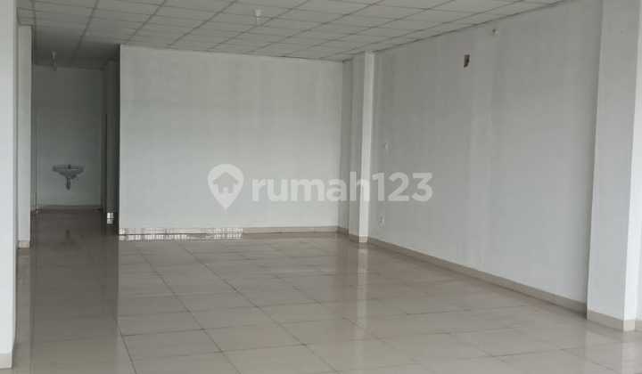 For Rent, Ready-to-Use Adjacent Shophouse by the Road in Cakung, Negotiable 2