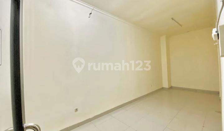 For Rent, 3-Storey Shop House in Good Condition, Ready to Use, Suitable for Office in Cempaka Putih.