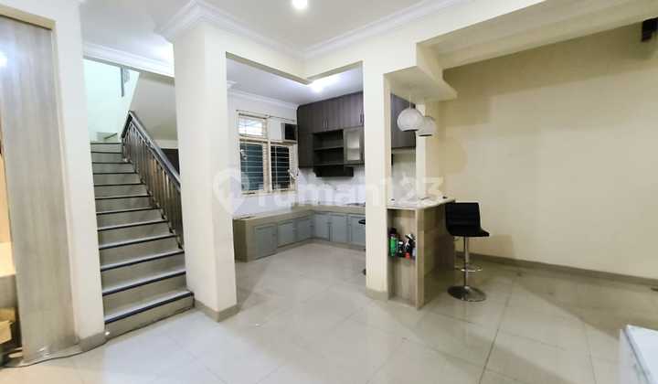 Jual Cepat, Rumah Hoek Rapih Siap Huni Semi Furnish di Paradise, Nego Jual Cepat, Rumah Hoek Rapih Siap Huni Semi Furnish di Paradise, Nego