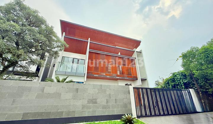 Rumah Baru Siap Huni ,Ada Kolam Renang, 3 Lantai,2 Muka Depan dan Belakang,Lokasi Startegis di Sentul City
