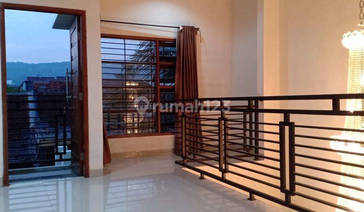 Rumah sewa dua lantai bagus dan bersih. Full furnish. Lingkungan sekitar nyaman dan asri. Di sentul City  1