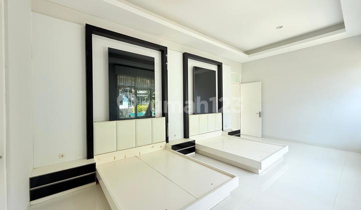 Rumah mewah cantik siap Huni,semi Furnish,lingkungan asri,Best View Golf dibelakang,Best View Gunung, 8 menit dari Aeon Mall Sentul City.lantai Downsloape 2