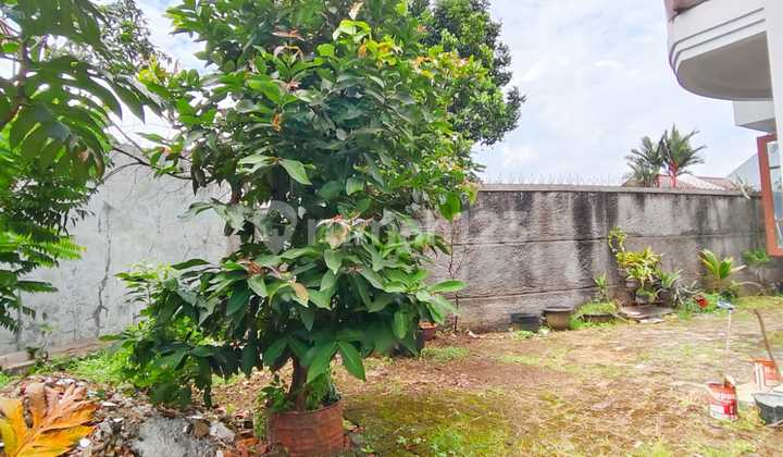 A beautiful 3-story ready-to-occupy house in a still green environment, with wide and comfortable roads, close to public facilities.