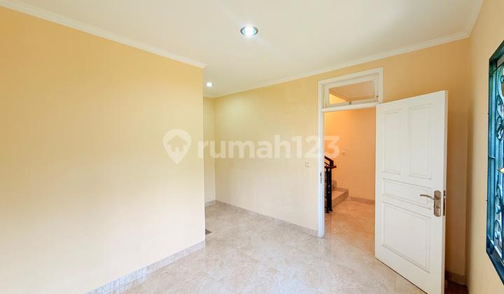 Rumah 3 Lantai Siap Huni,Ada Halaman Belakang Luas,Cluster Elite ,Dekat Mall Aeon & Exit Tol Sentul City 2