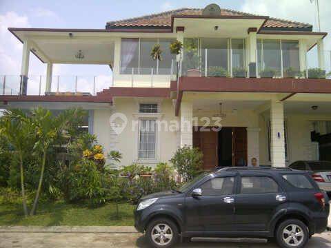 Rumah mewah ada lebih hook,full furnish,kolam renang,lokasi startegis di sentul city 2