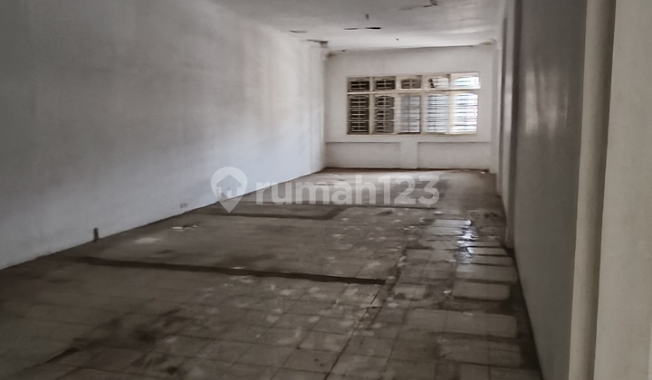 For rent, shop house in the city center, Jl. Gunung Merapi. 2