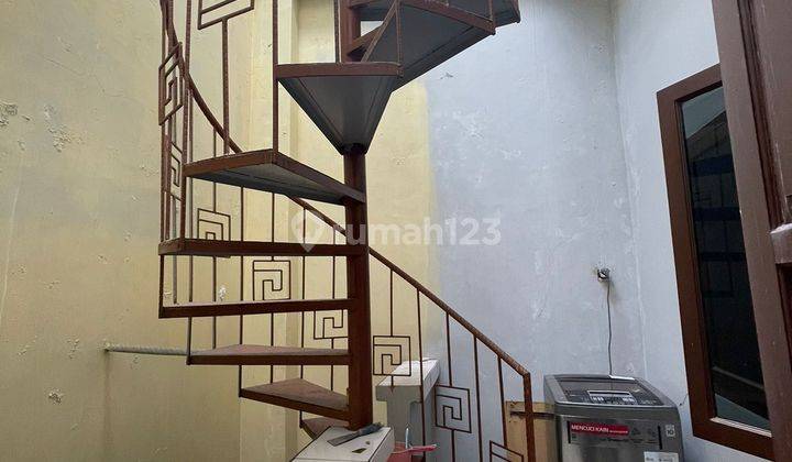 Di jual rumah dua lantai  11