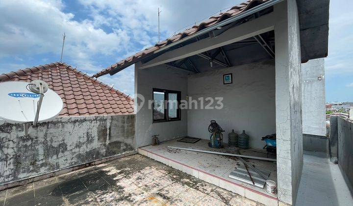 Di jual rumah dua lantai  12