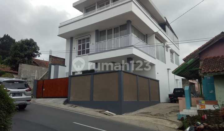 Rumah dan Kolam Renang Ada Rooftop Dekat Wisata Dibandung Barat 2